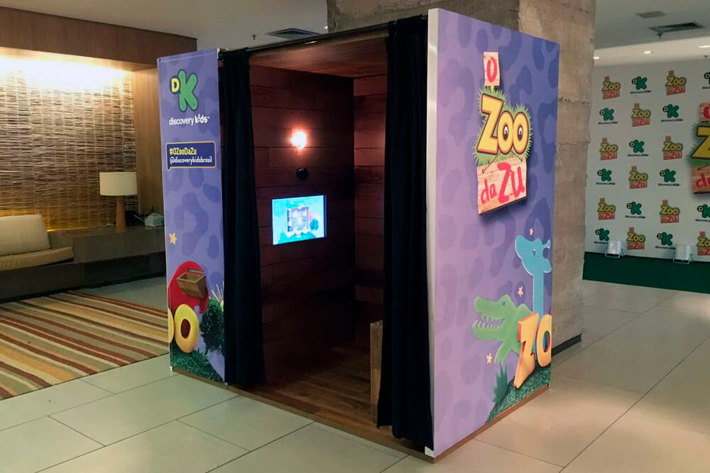 cabine de fotos tradicional em evento infantil em rede de cinemas