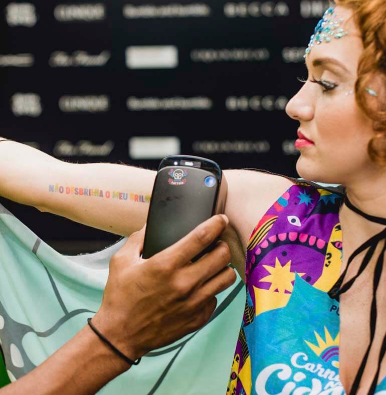 tatuagem digital feita em 3 segundos na pele de participante no carnaval 2020