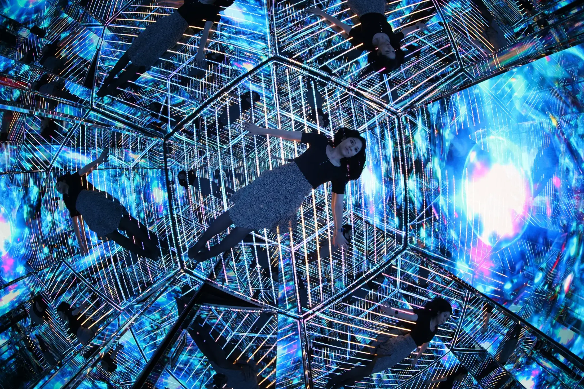 Interior da instalação Infinity com painéis LED e reflexo infinito